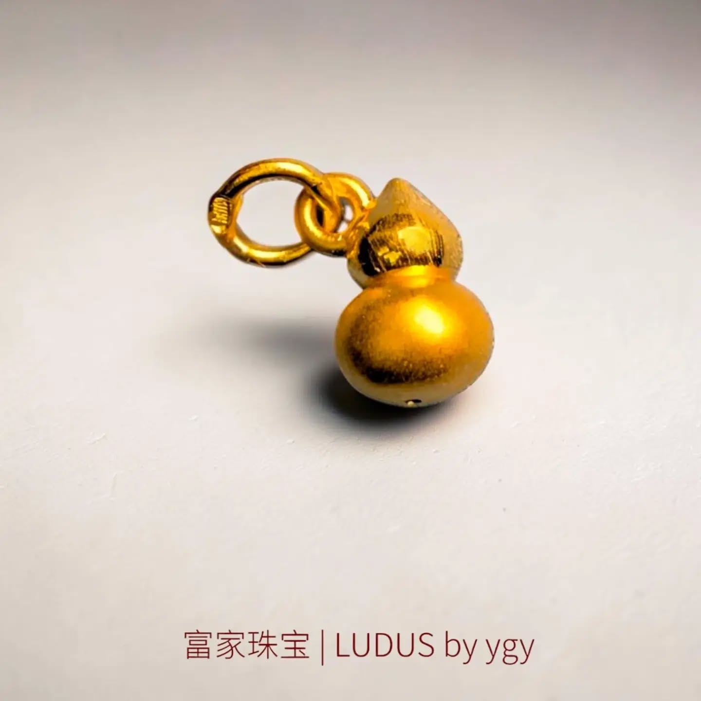 Elegant Gourd Gold Pendant