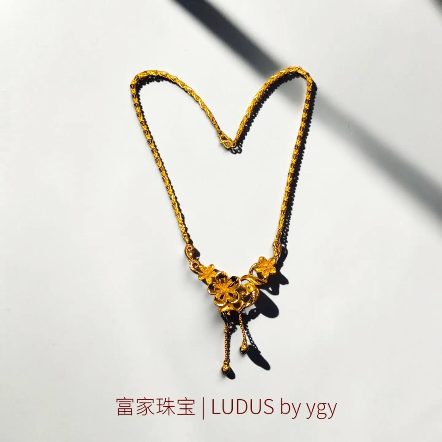 Elegant Floral Gold Necklace