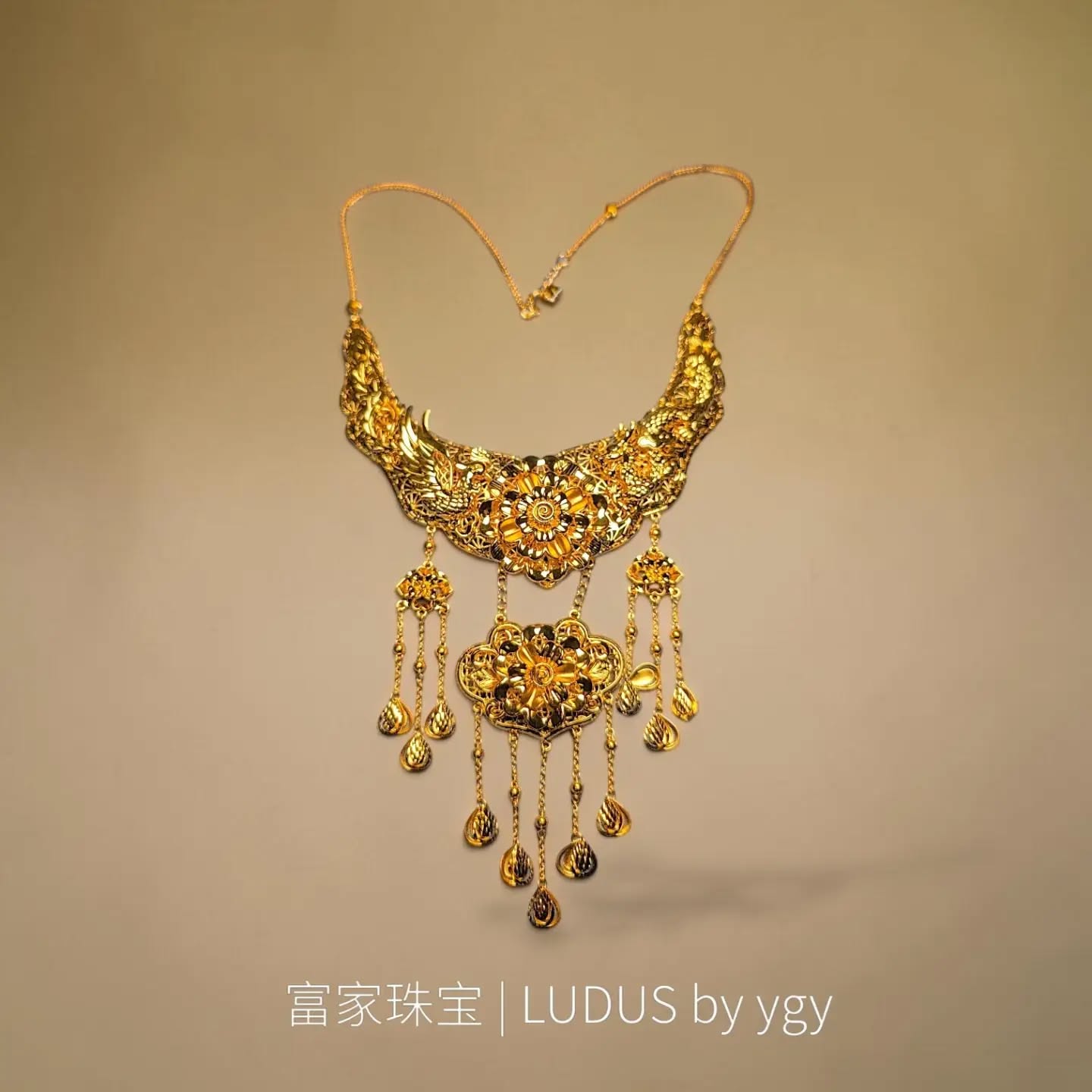 Exquisite Gold Floral Necklace