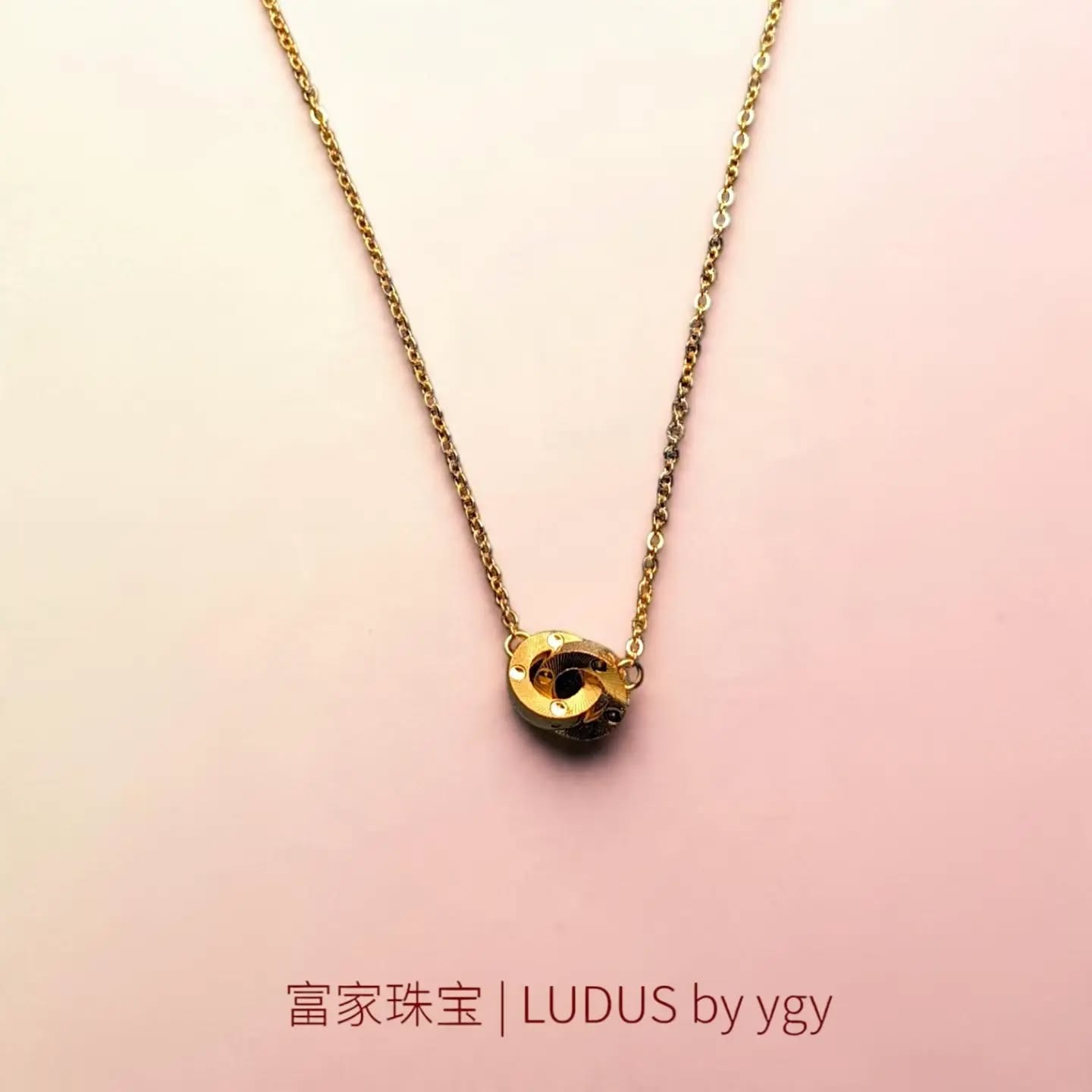 Elegant Gold Circle Pendant Necklace
