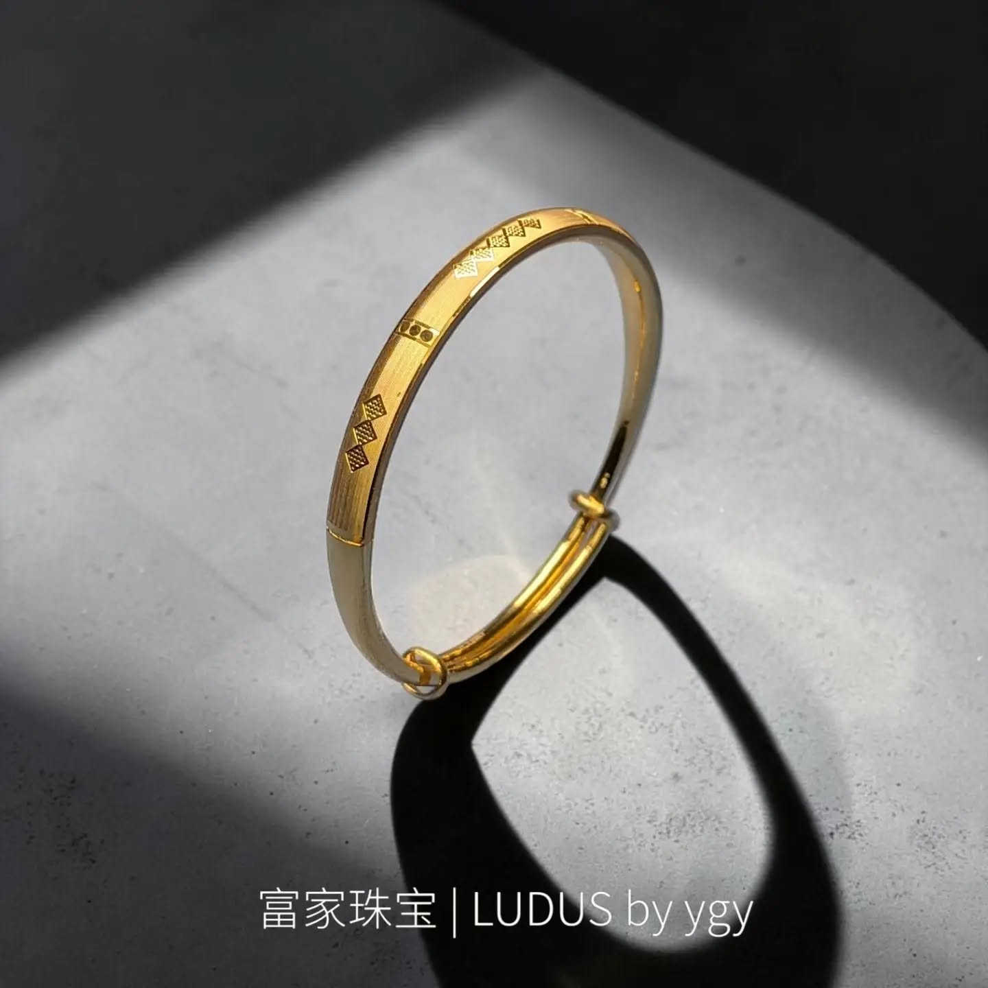 Elegant Geometric Gold Bangle
