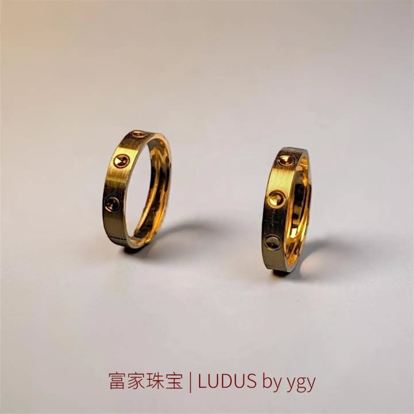 Elegant Screw Motif Gold Rings