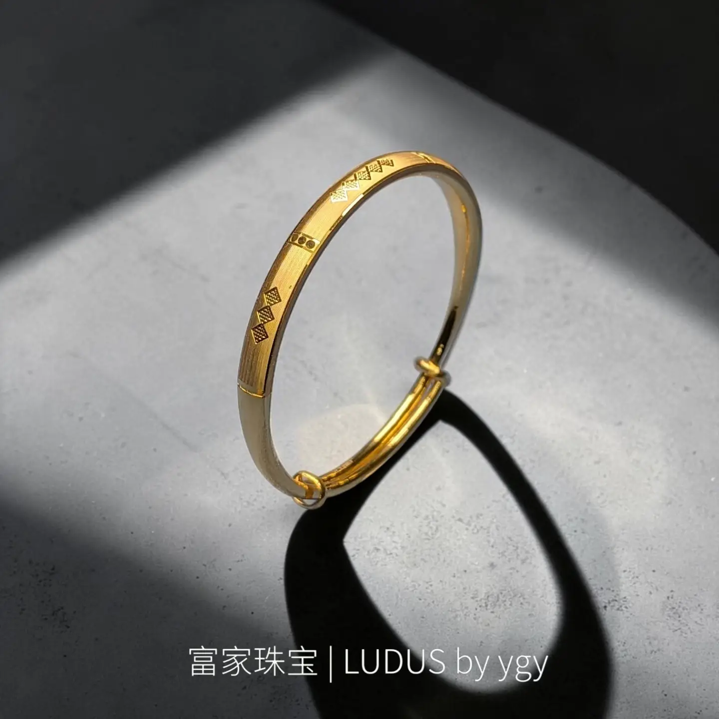Elegant Geometric Gold Bangle
